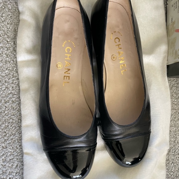 Chanel leather and patent cap toe flats - Picture 2 of 4